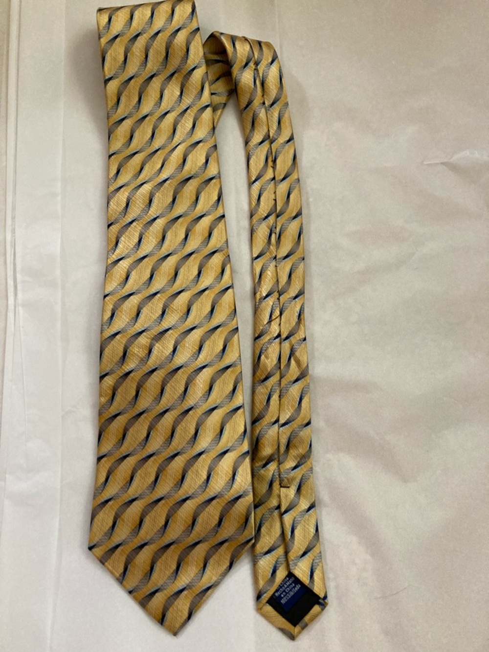 Van Heusen Silk Stain Resistant Gold Navy Pattern HandMade Tie Classic WaveDesig